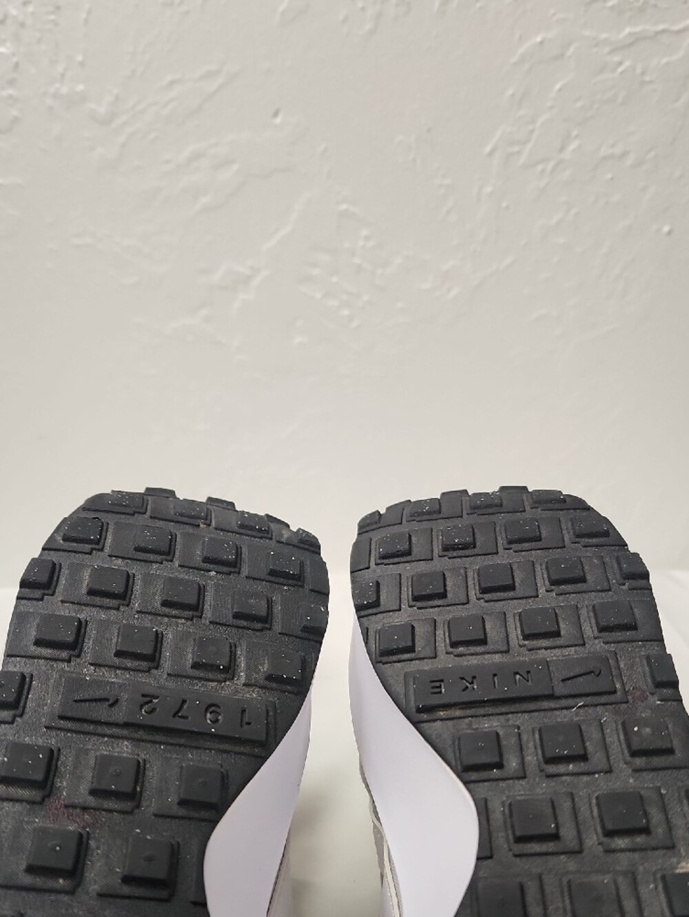 Nike Men's Light Grey Casual Sneakers - Picture 6 of 7
